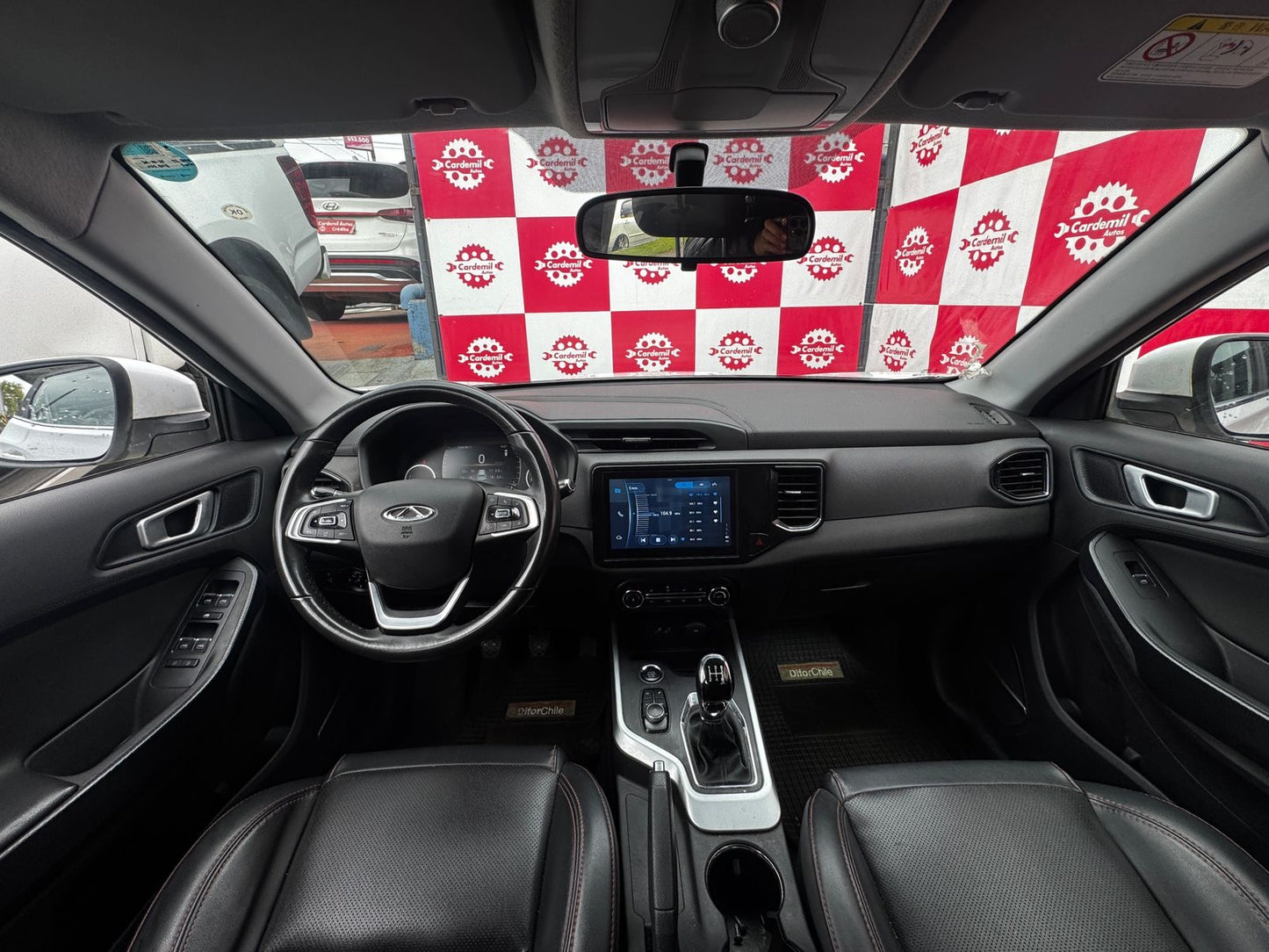 Interior Chery Tiggo 3 2022 pantalla táctil y volante multifuncional