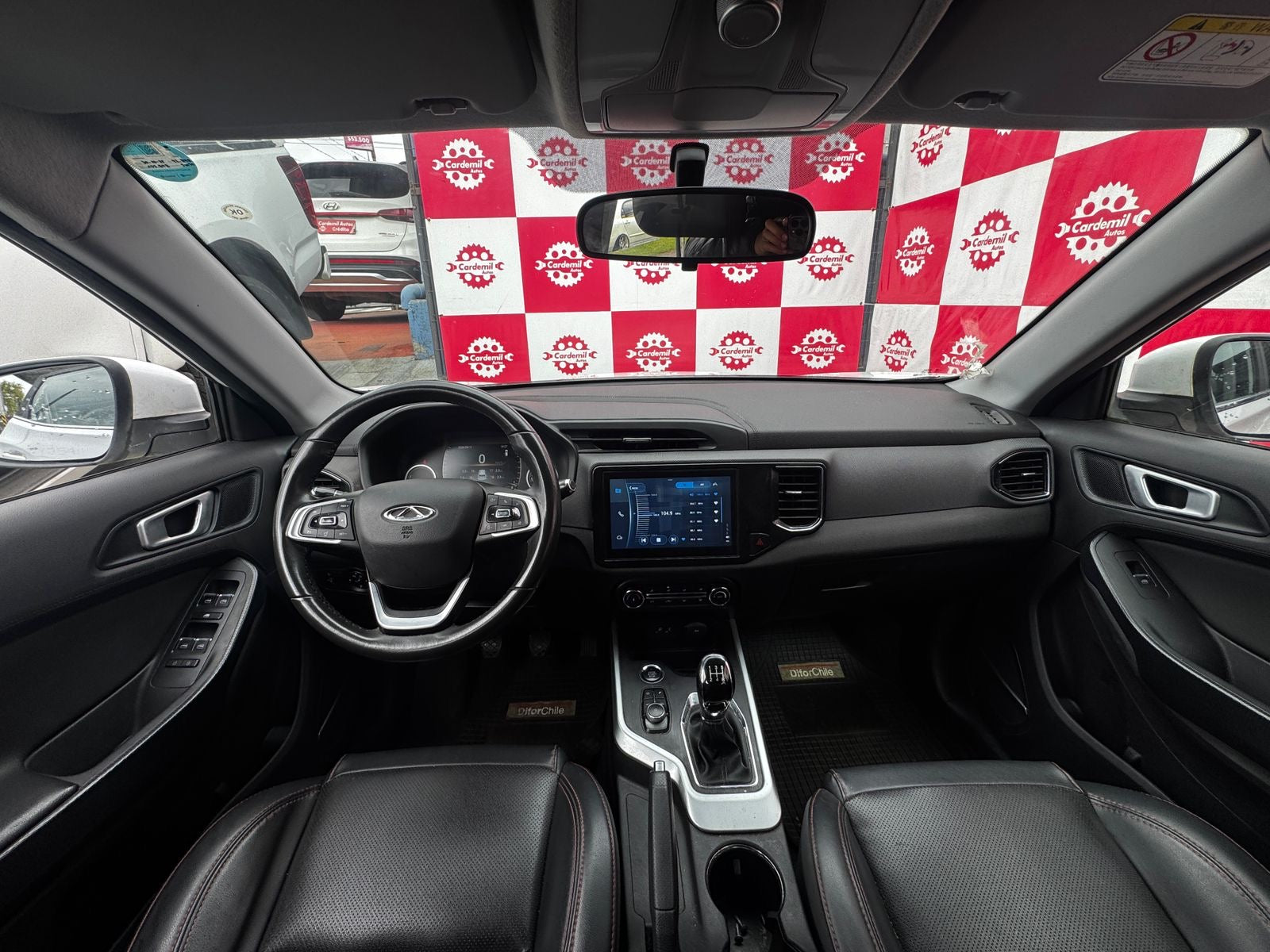 Interior Chery Tiggo 3 2022 pantalla táctil y volante multifuncional