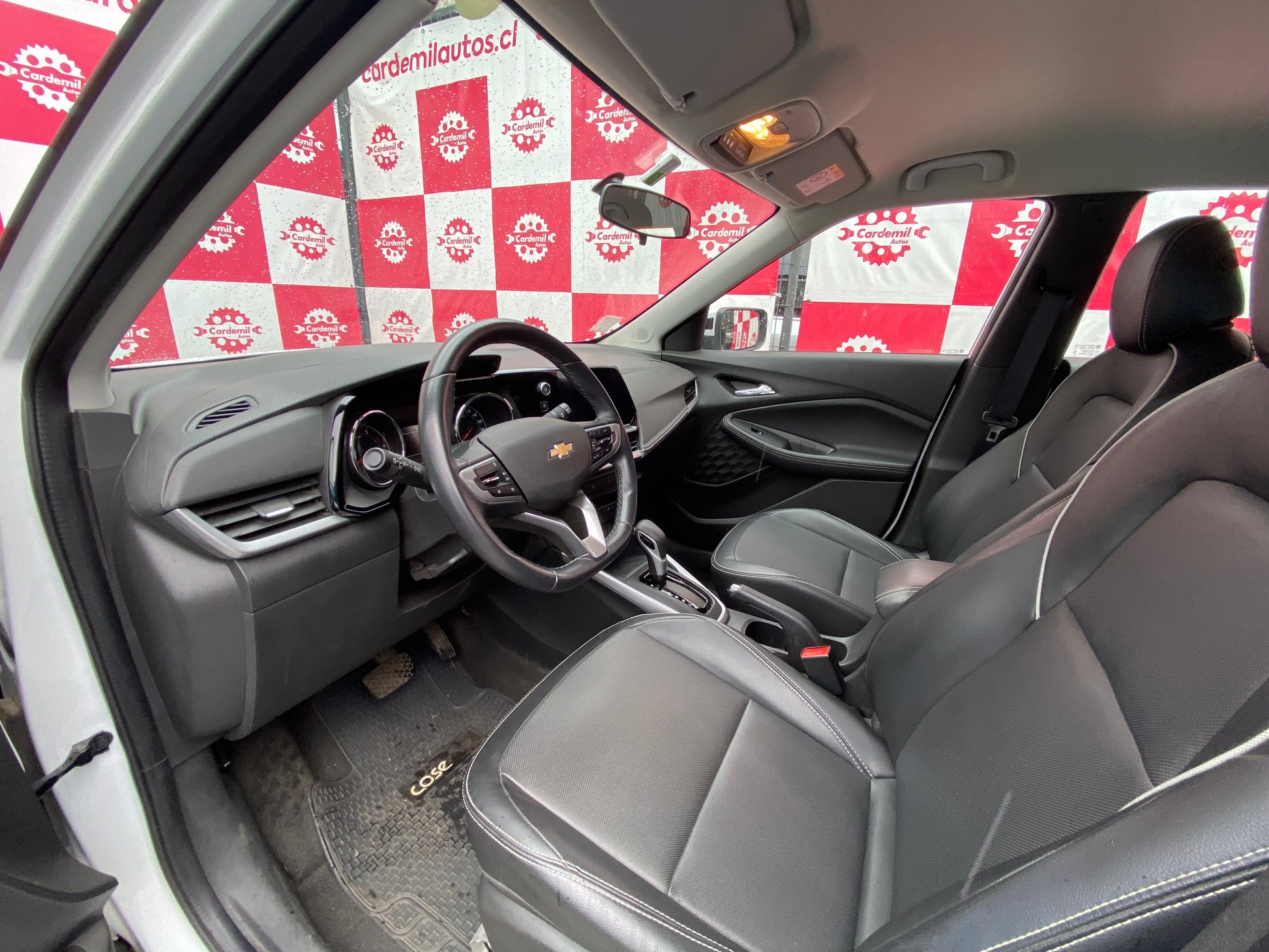 Interior Chevrolet Montana 2024 pantalla MyLink y acabados premium